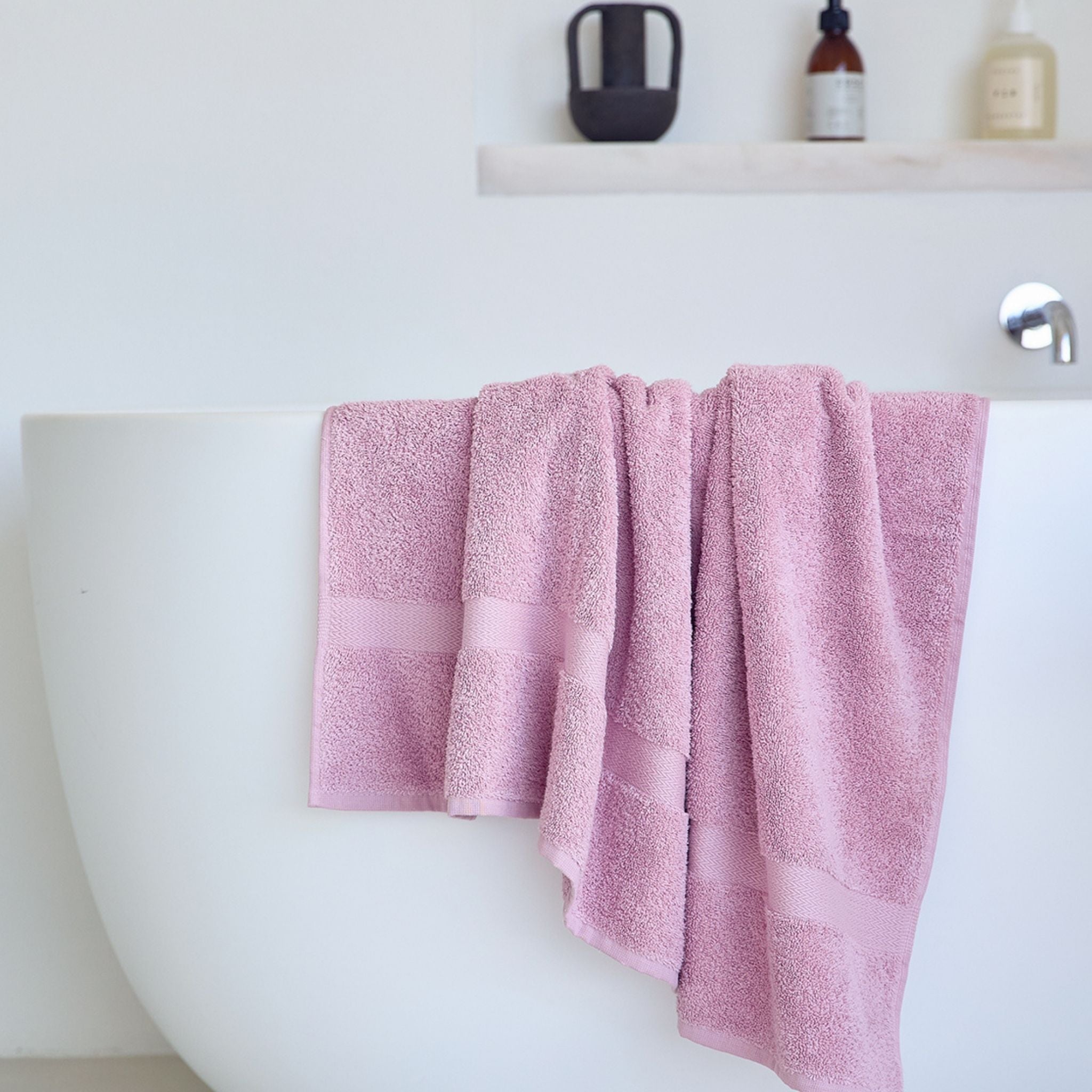 torres-novas-bath-almonda-plain-bath-towel-old-pink-lifestyle-1.jpg