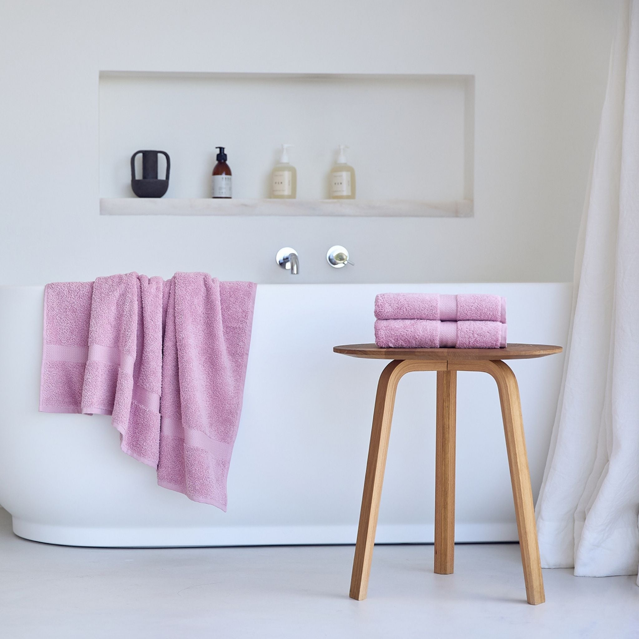 torres-novas-bath-almonda-plain-bath-towel-old-pink-lifestyle-2.jpg