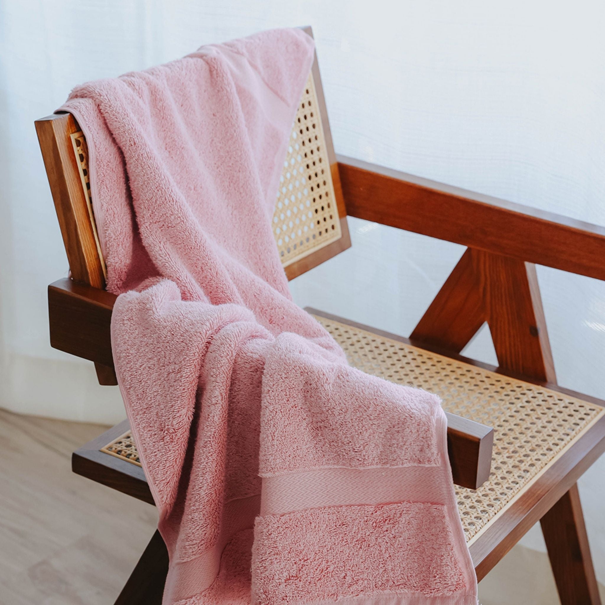 torres-novas-bath-almonda-plain-bath-towel-old-pink-lifestyle-3.jpg