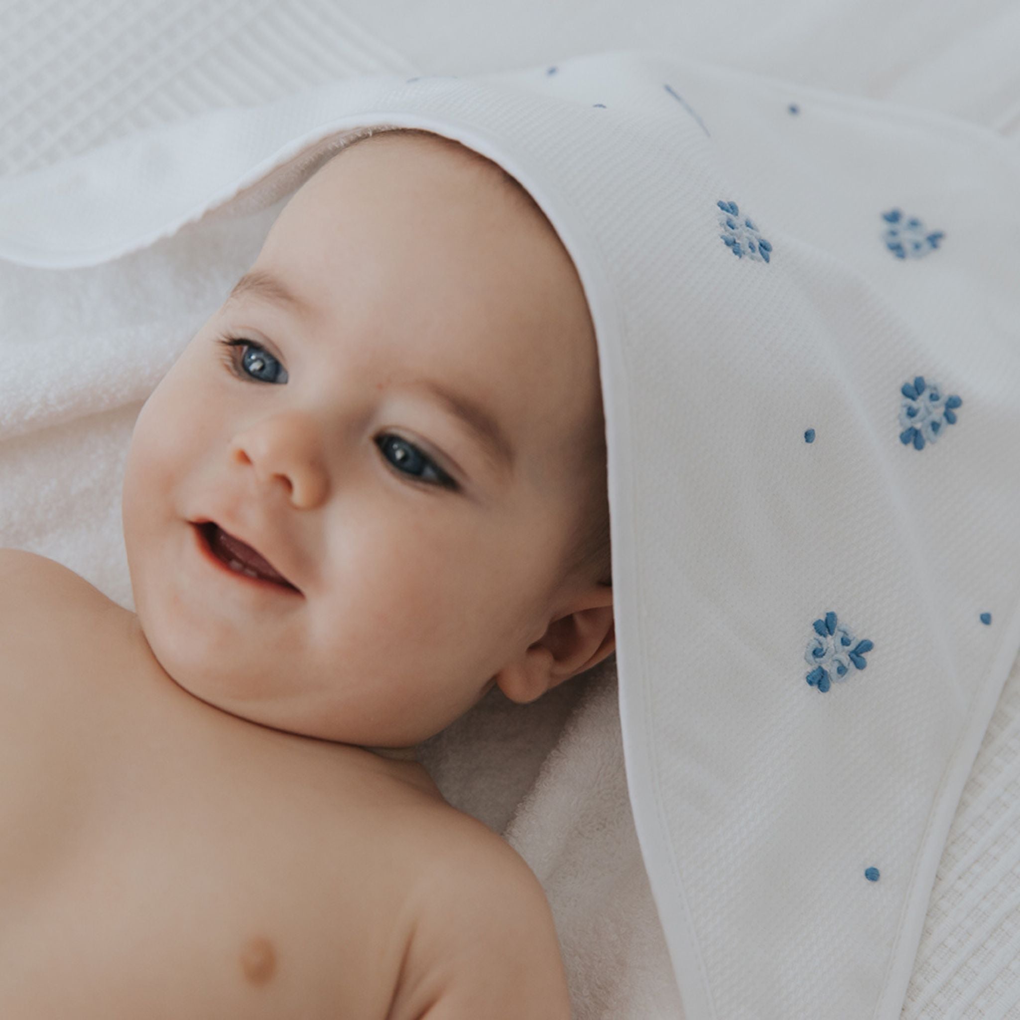 torres-novas-bath-bordal-embroidery-baby-hooded-towel-blue-flowers-lifestyle-1.jpg