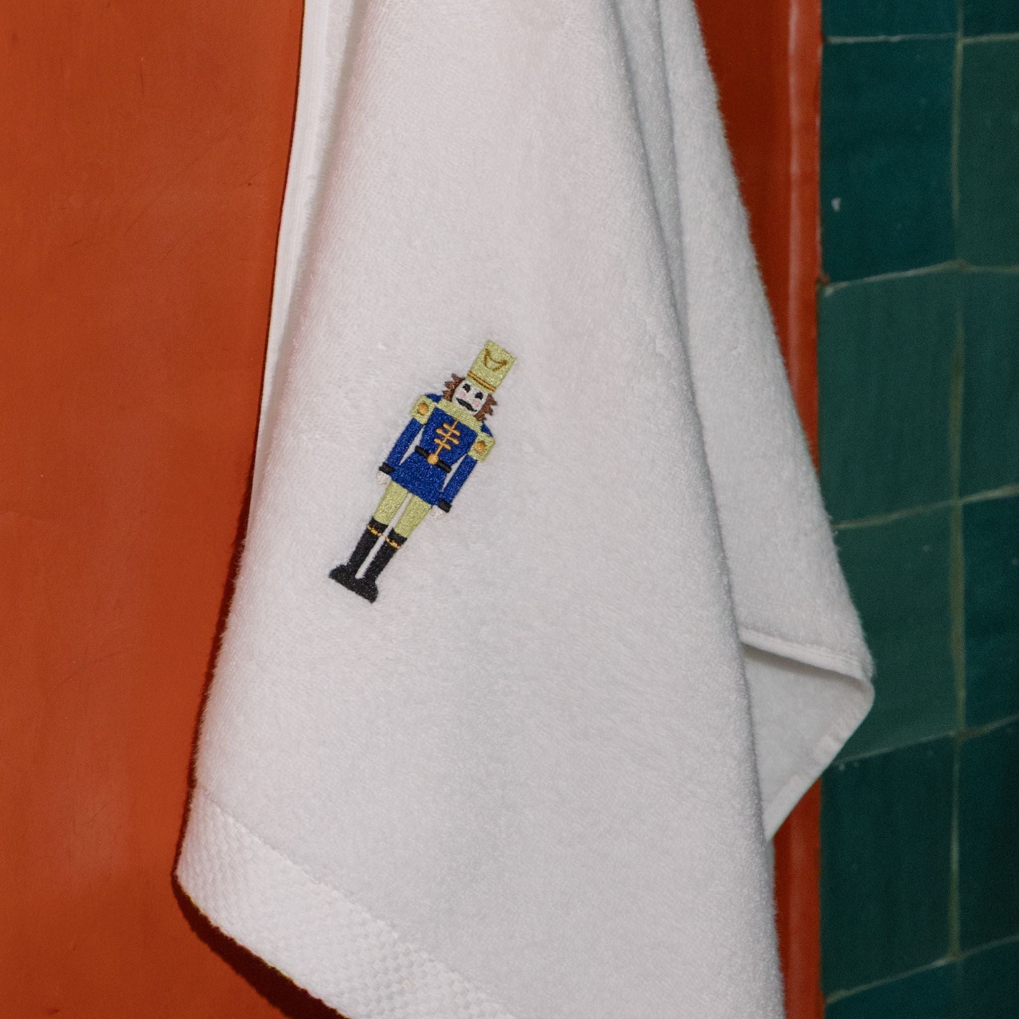 torres-novas-bath-luxus-embroidery-christmas-hand-towel-white-lifestyle-10.jpg