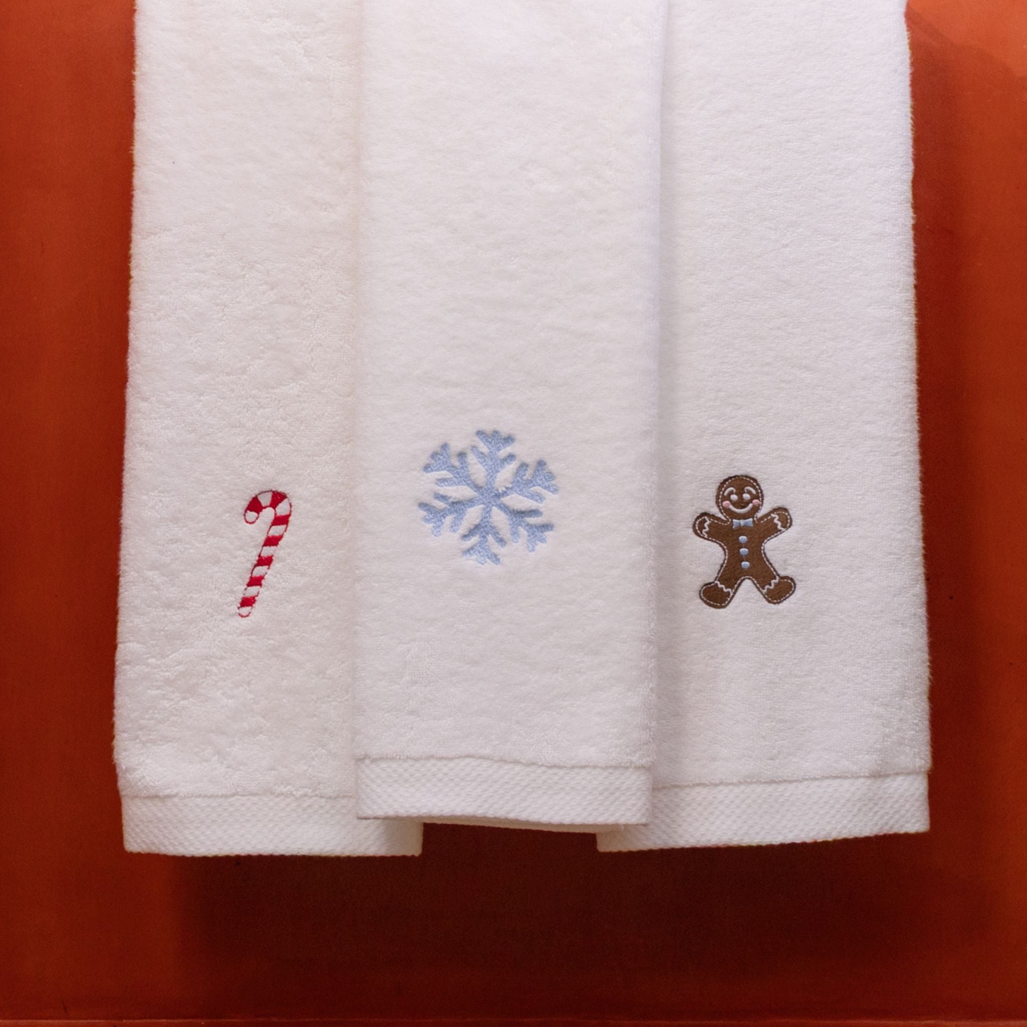torres-novas-bath-luxus-embroidery-christmas-hand-towel-white-lifestyle-14.jpg