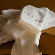 Luxus white cotton bath towels with embroidered flowers