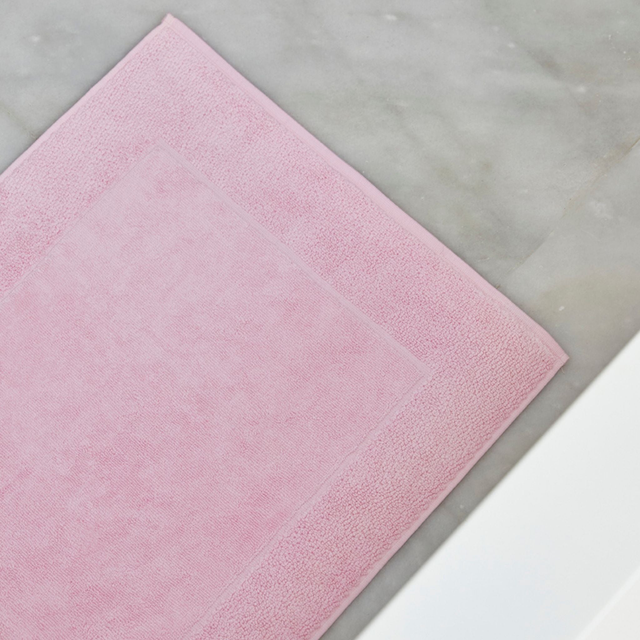 torres-novas-bath-luxus-plain-bath-mat-baby-pink-lifestyle-1.jpg