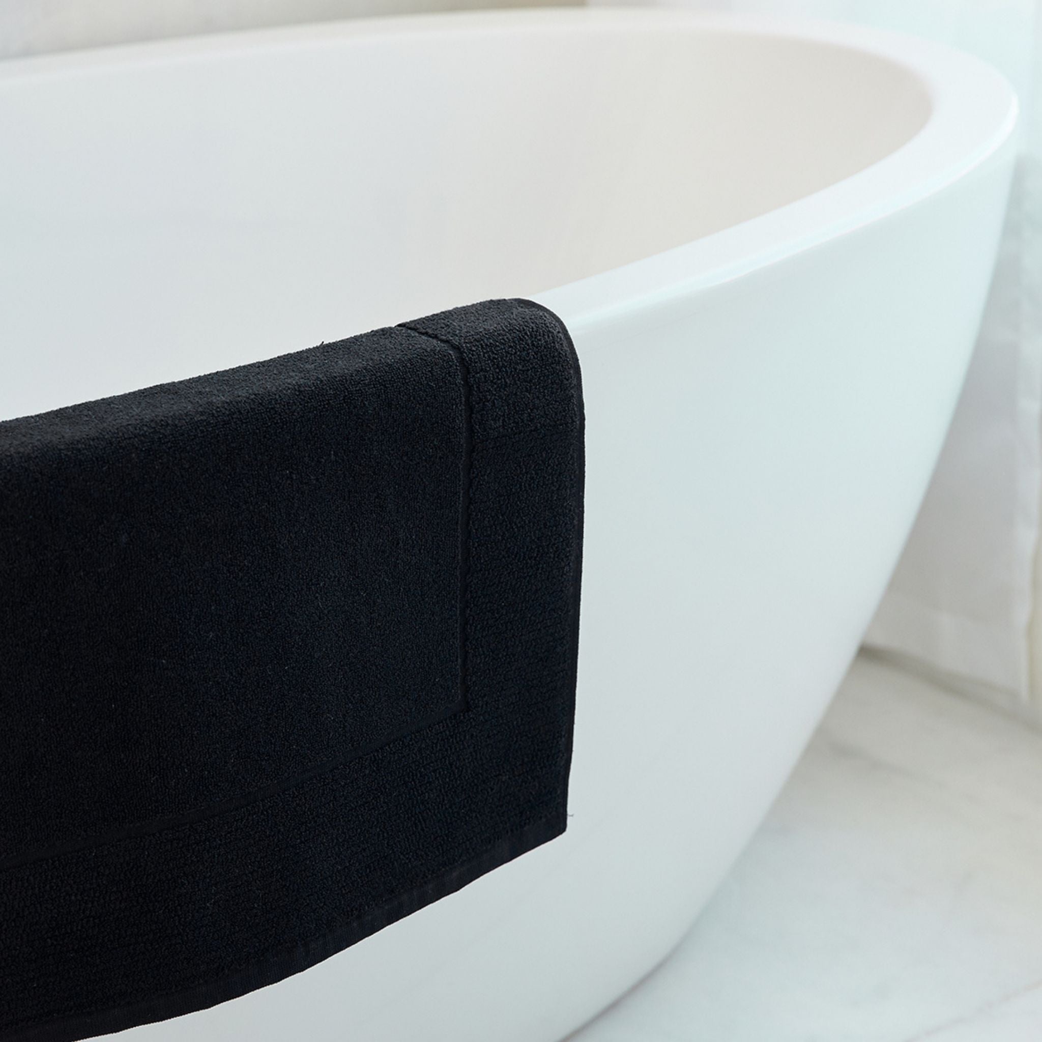 torres-novas-bath-luxus-plain-bath-mat-caviar-black-lifestyle-1.jpg