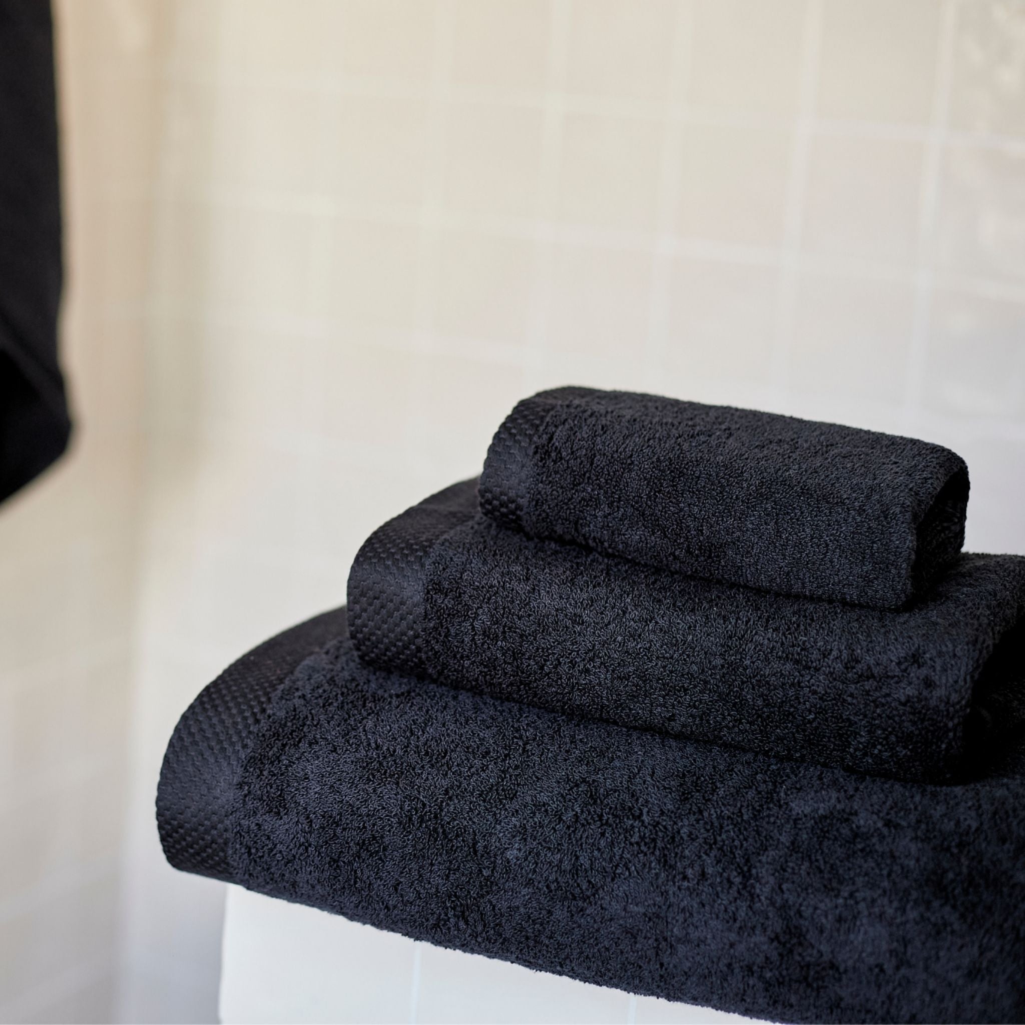 torres-novas-bath-luxus-plain-bath-towel-caviar-black-lifestyle-1.jpg