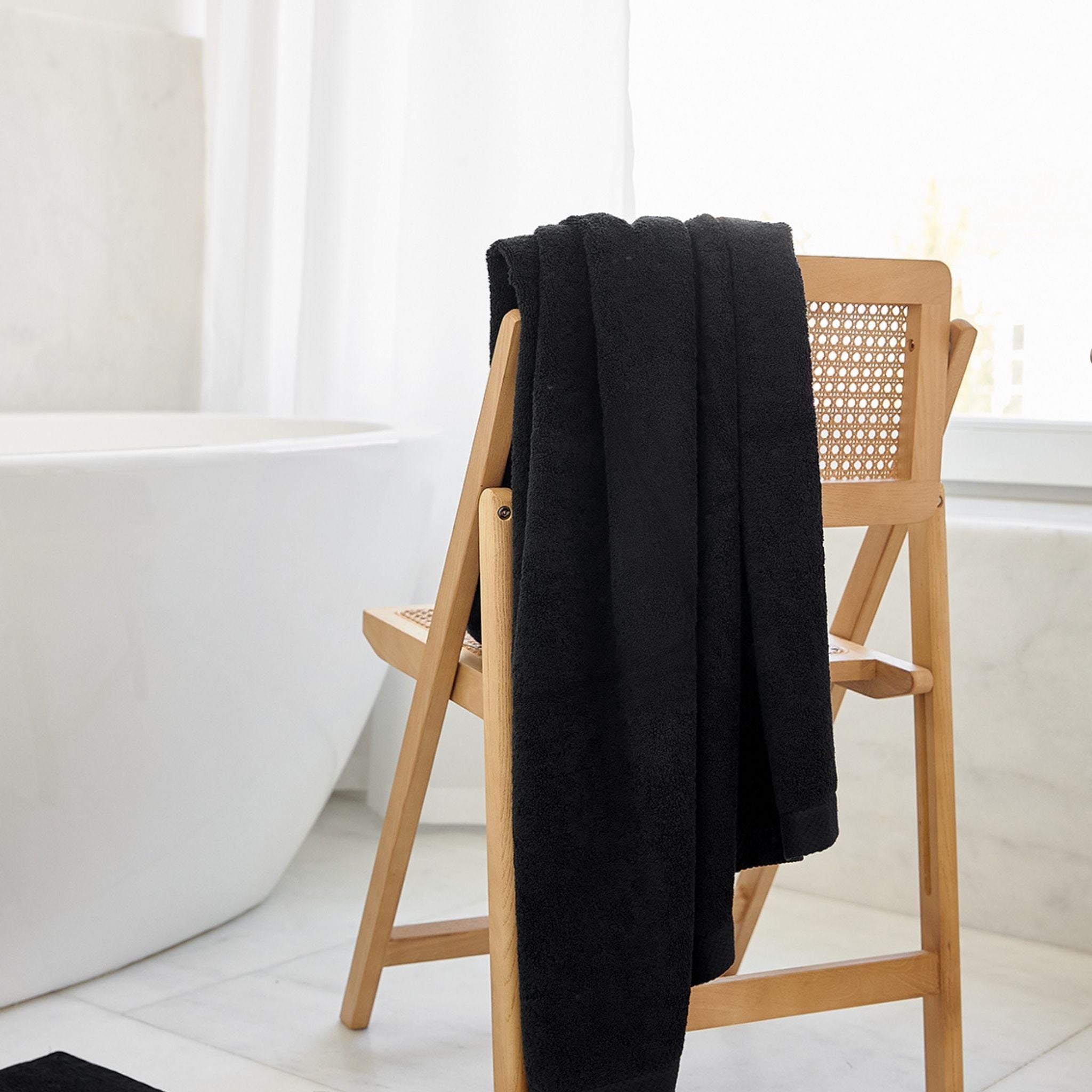 torres-novas-bath-luxus-plain-bath-towel-caviar-black-lifestyle-2.jpg