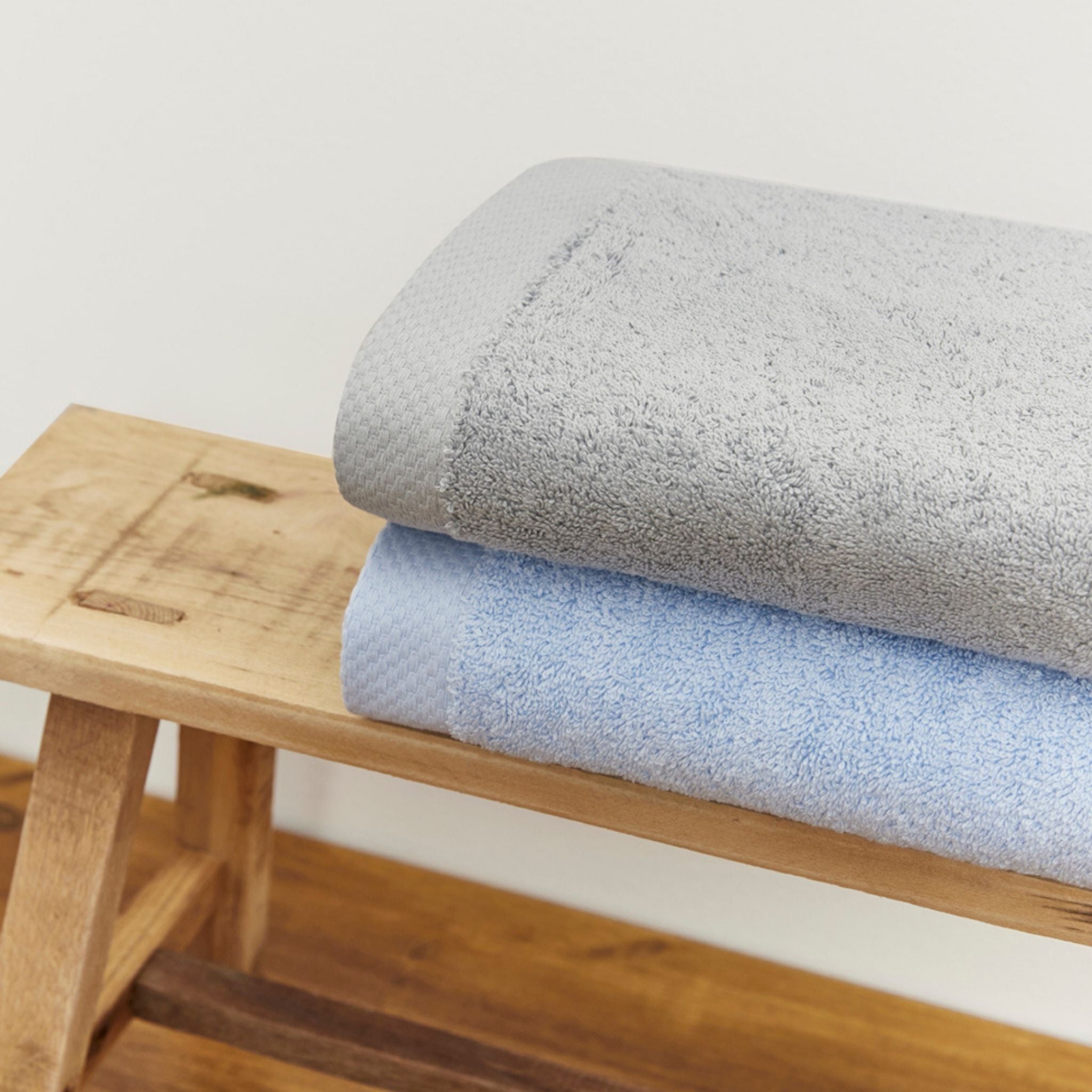 torres-novas-bath-luxus-plain-bath-towel-light-blue-lifestyle-3.jpg