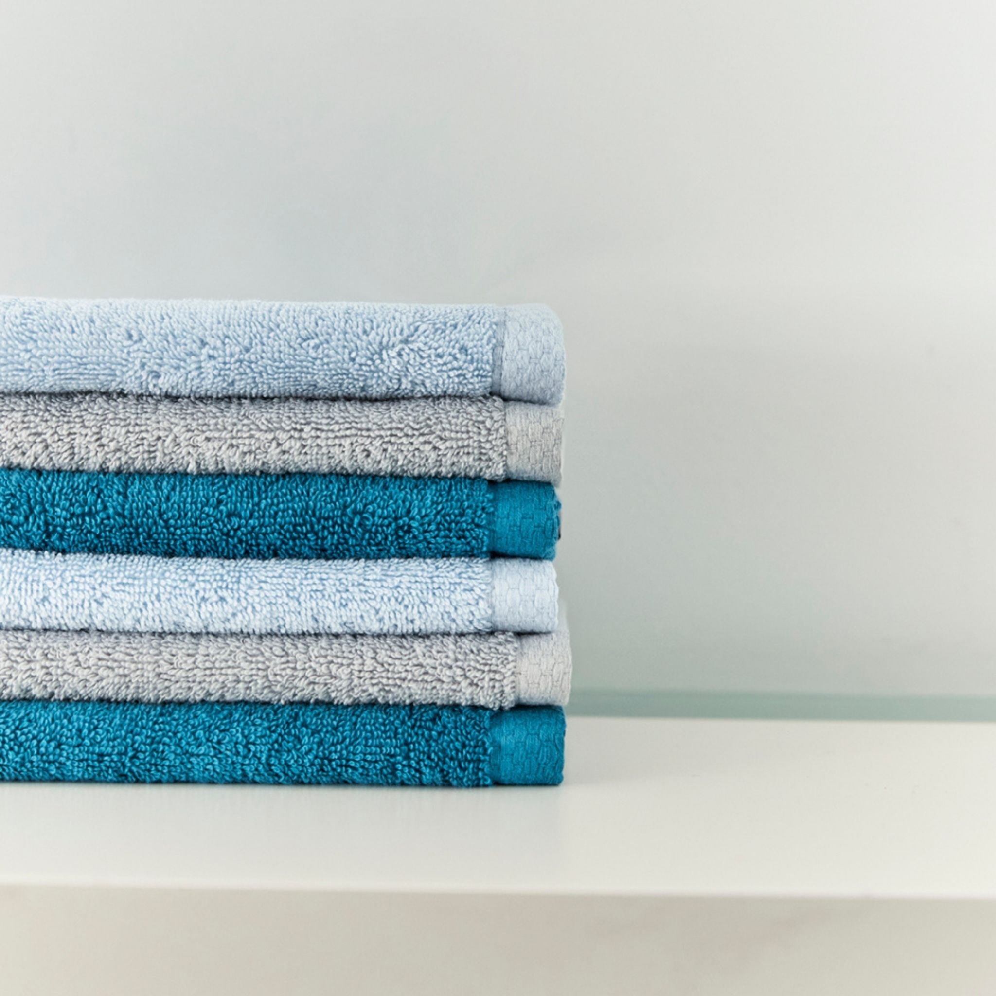 torres-novas-bath-luxus-plain-bath-towel-light-blue-lifestyle-4.jpg