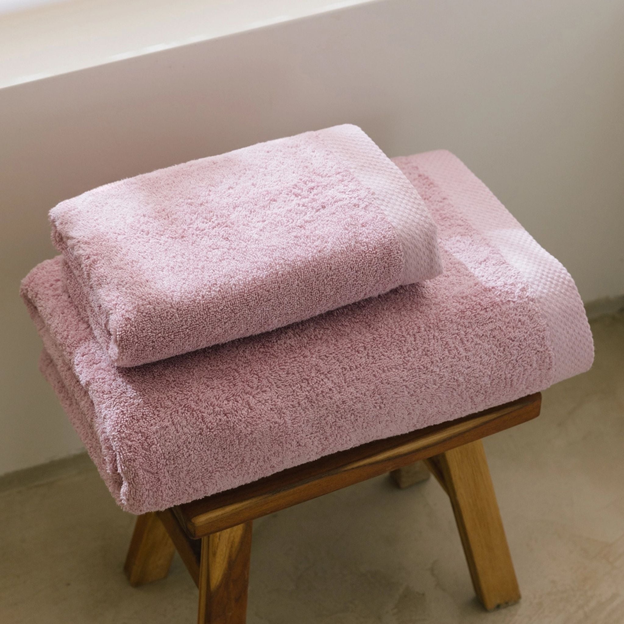 torres-novas-bath-luxus-plain-bath-towel-old-pink-lifestyle-1.jpg