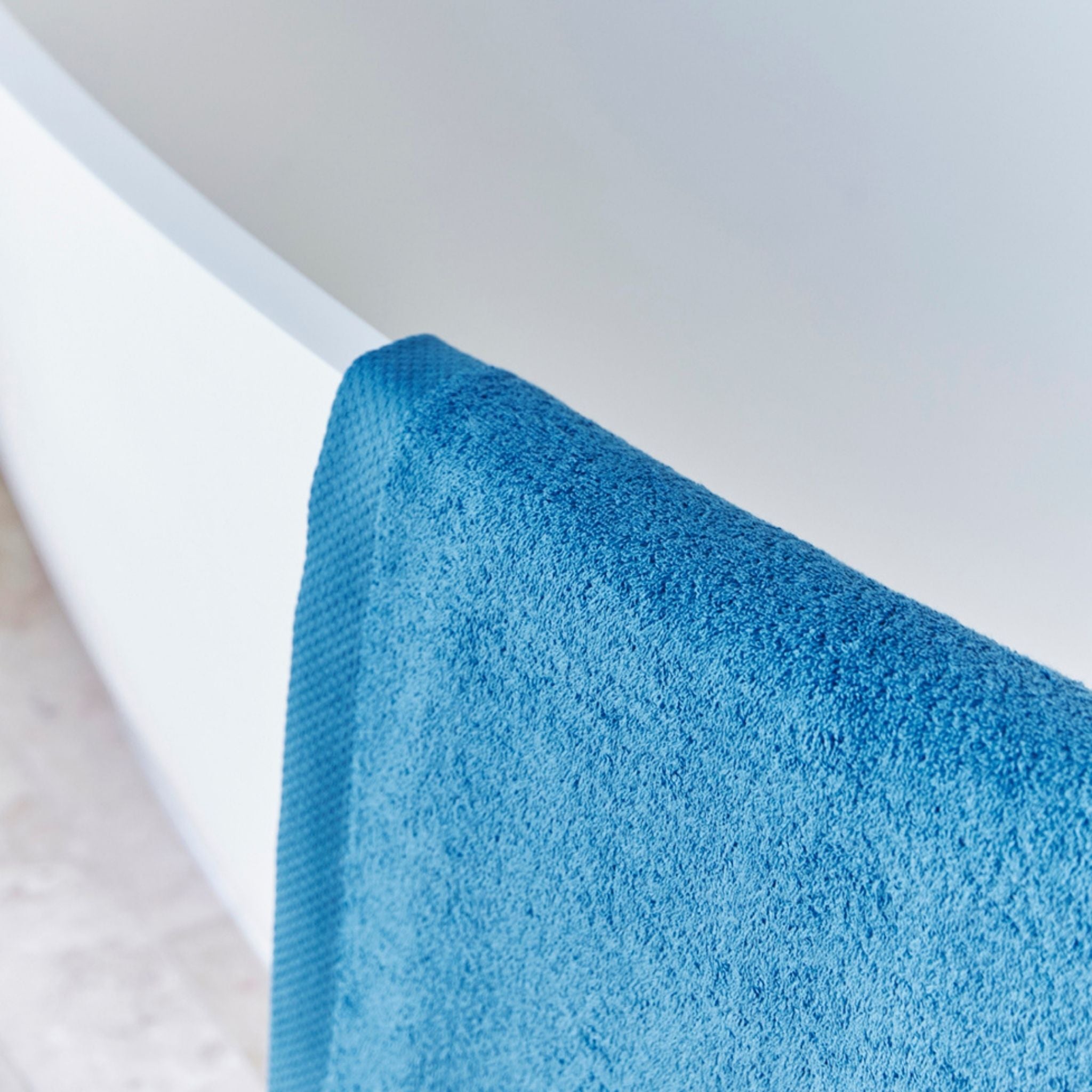 torres-novas-bath-luxus-plain-bath-towel-petroleum-blue-lifestyle-1.jpg