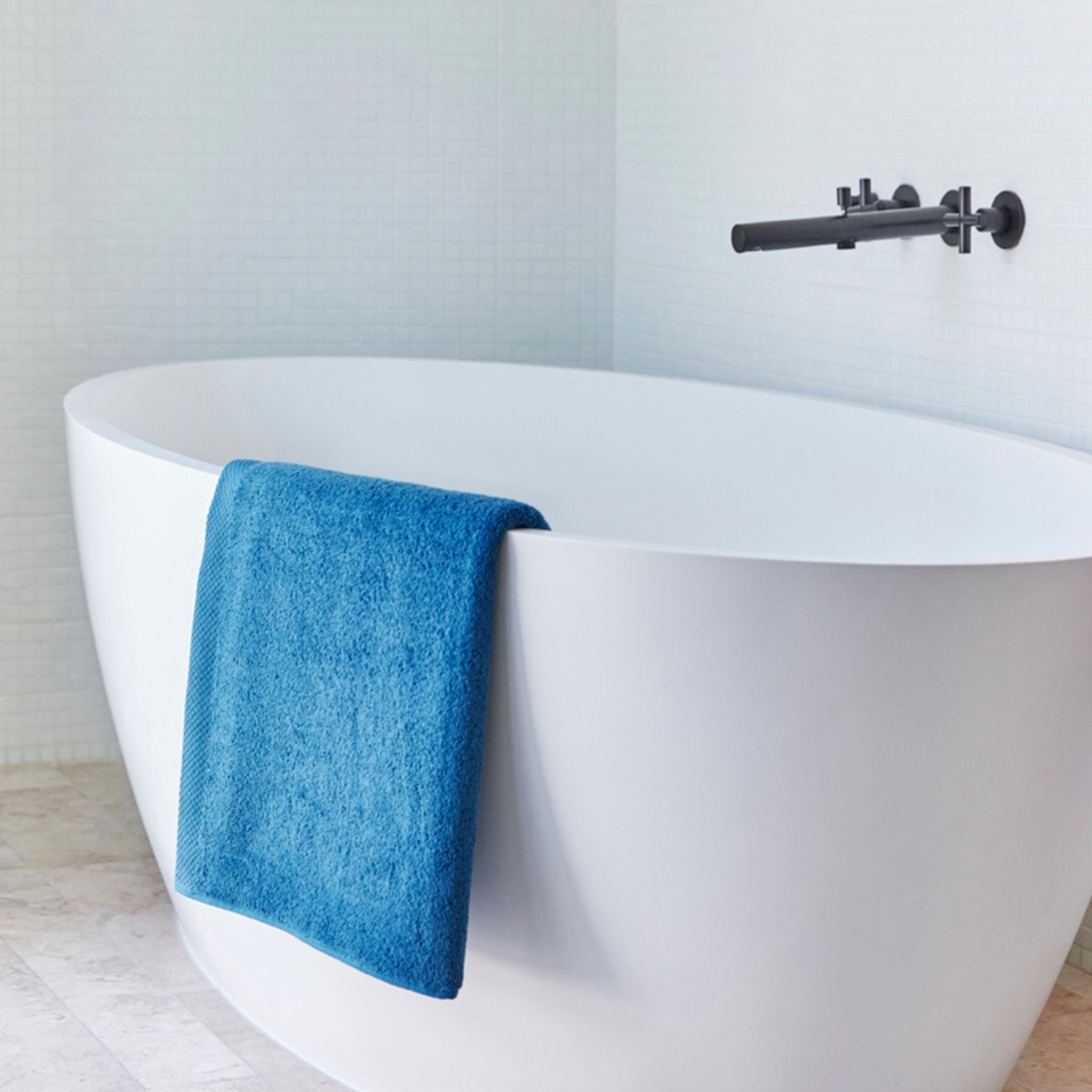 torres-novas-bath-luxus-plain-bath-towel-petroleum-blue-lifestyle-2.jpg