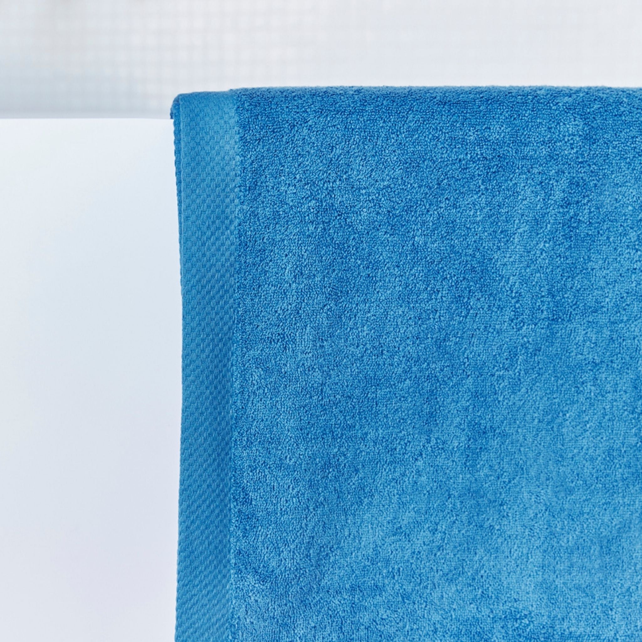 torres-novas-bath-luxus-plain-bath-towel-petroleum-blue-lifestyle-4.jpg