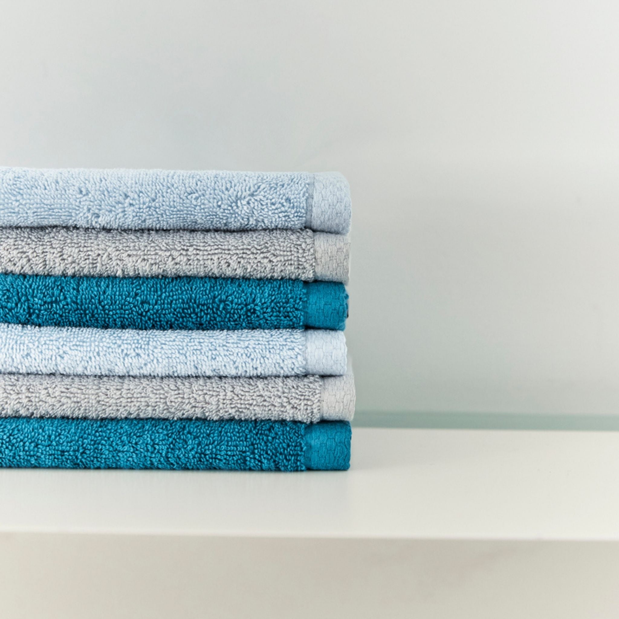 torres-novas-bath-luxus-plain-bath-towel-petroleum-blue-lifestyle-5.jpg