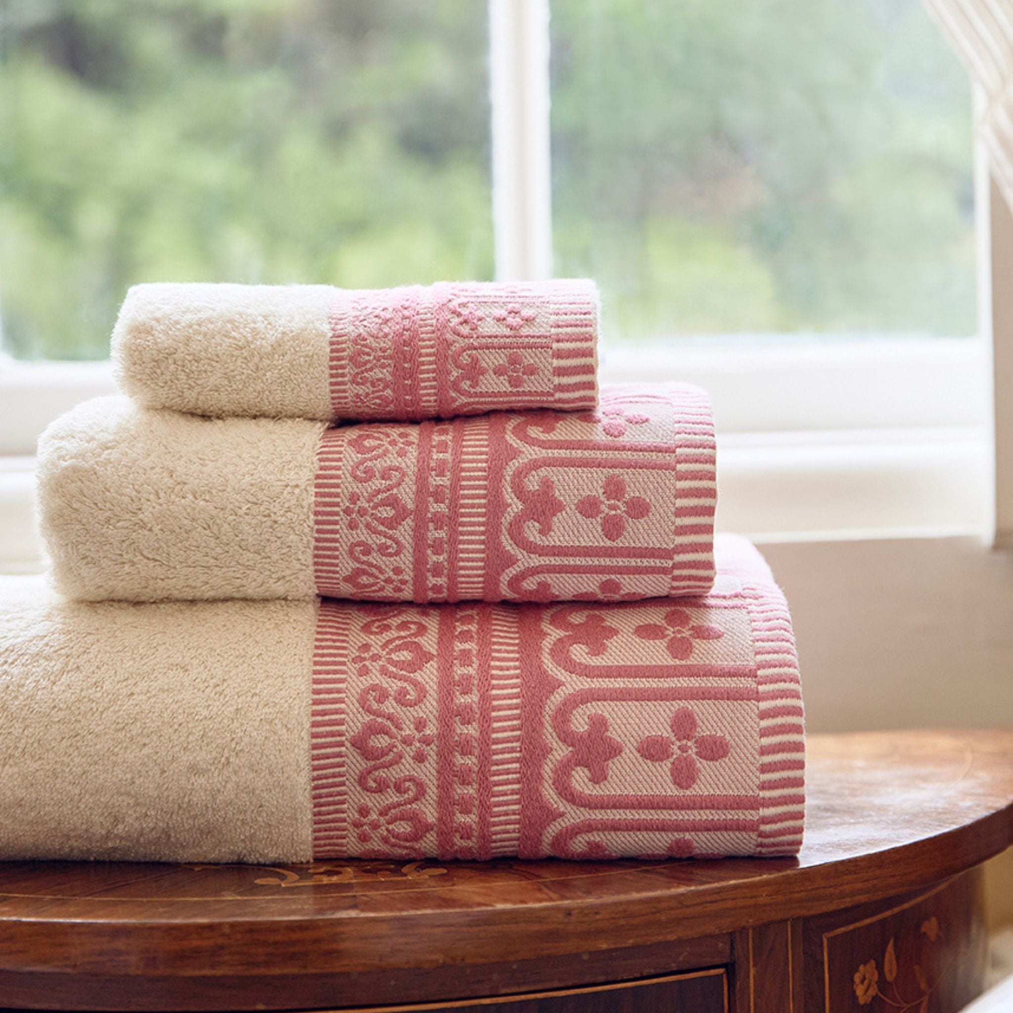 torres-novas-bath-piazza-jacquard-bath-towel-pink-lifestyle-1.jpg