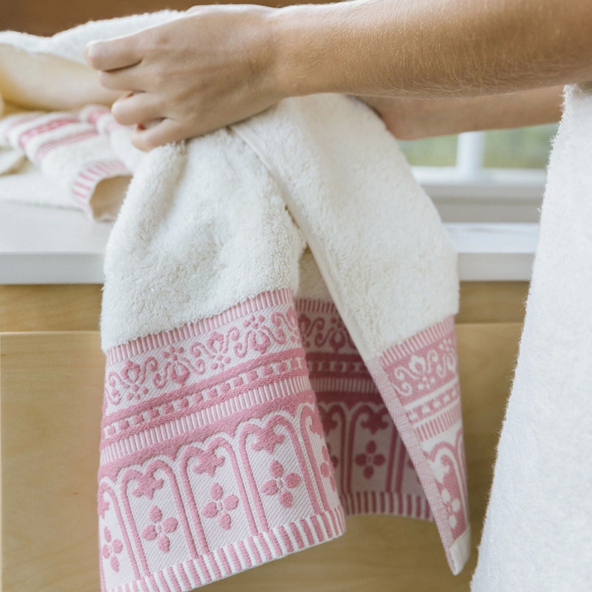 torres-novas-bath-piazza-jacquard-bath-towel-pink-lifestyle-4.jpg