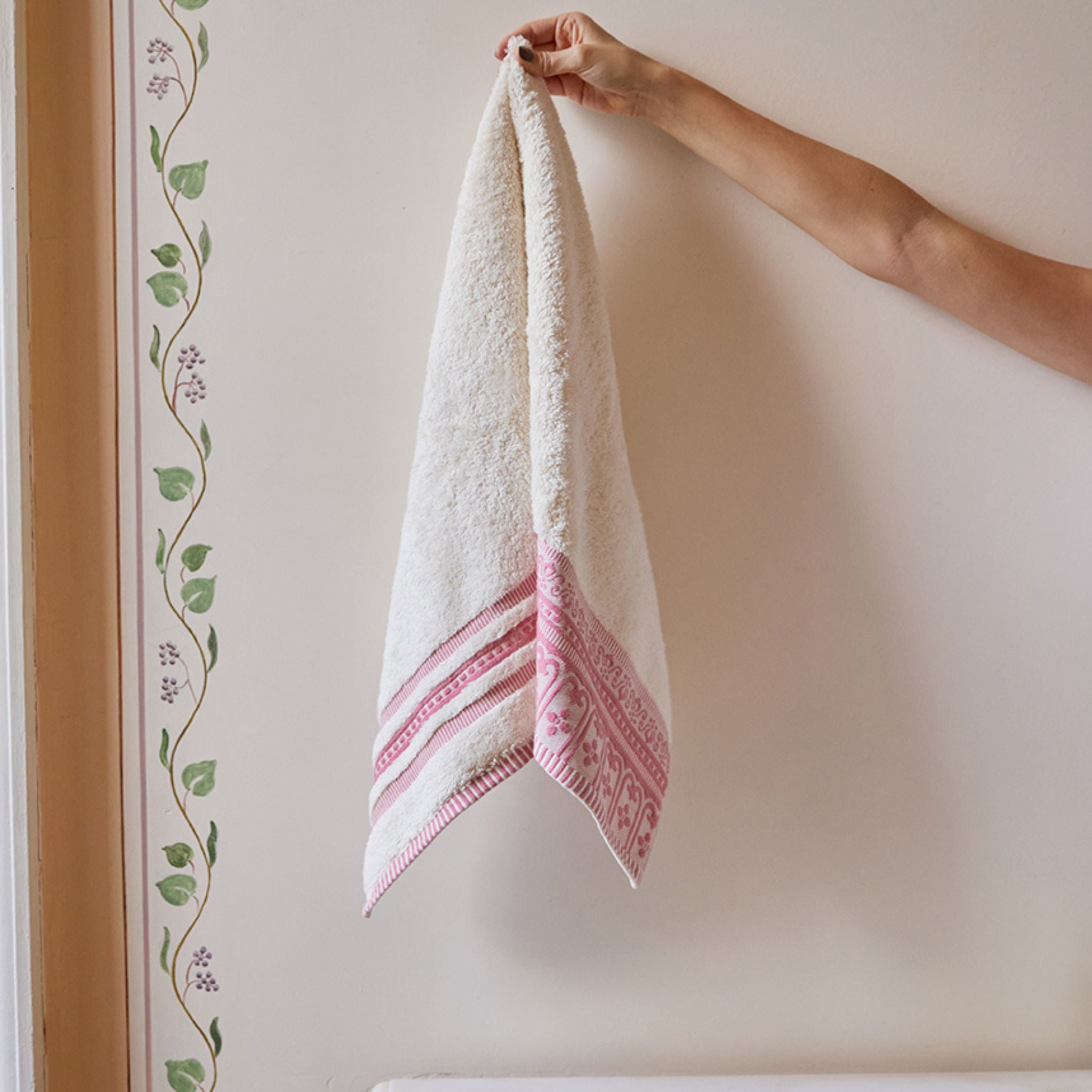 torres-novas-bath-piazza-jacquard-bath-towel-pink-lifestyle-5.jpg