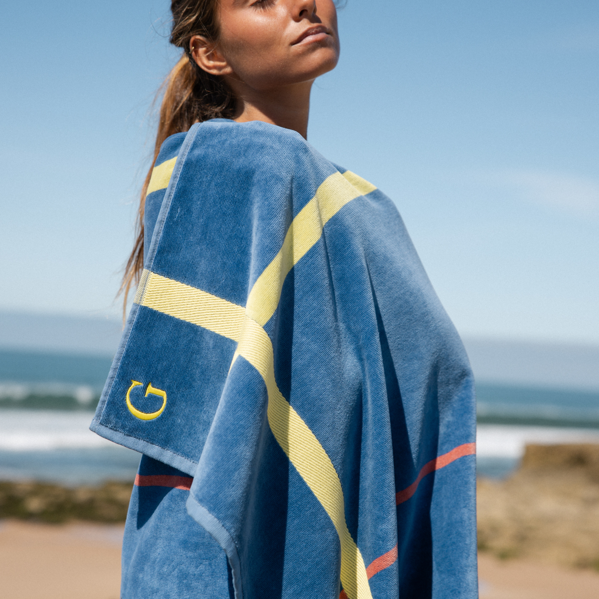 torres-novas-beach-alvor-plain-with-stripes-towel-blue-lifestyle-3.png