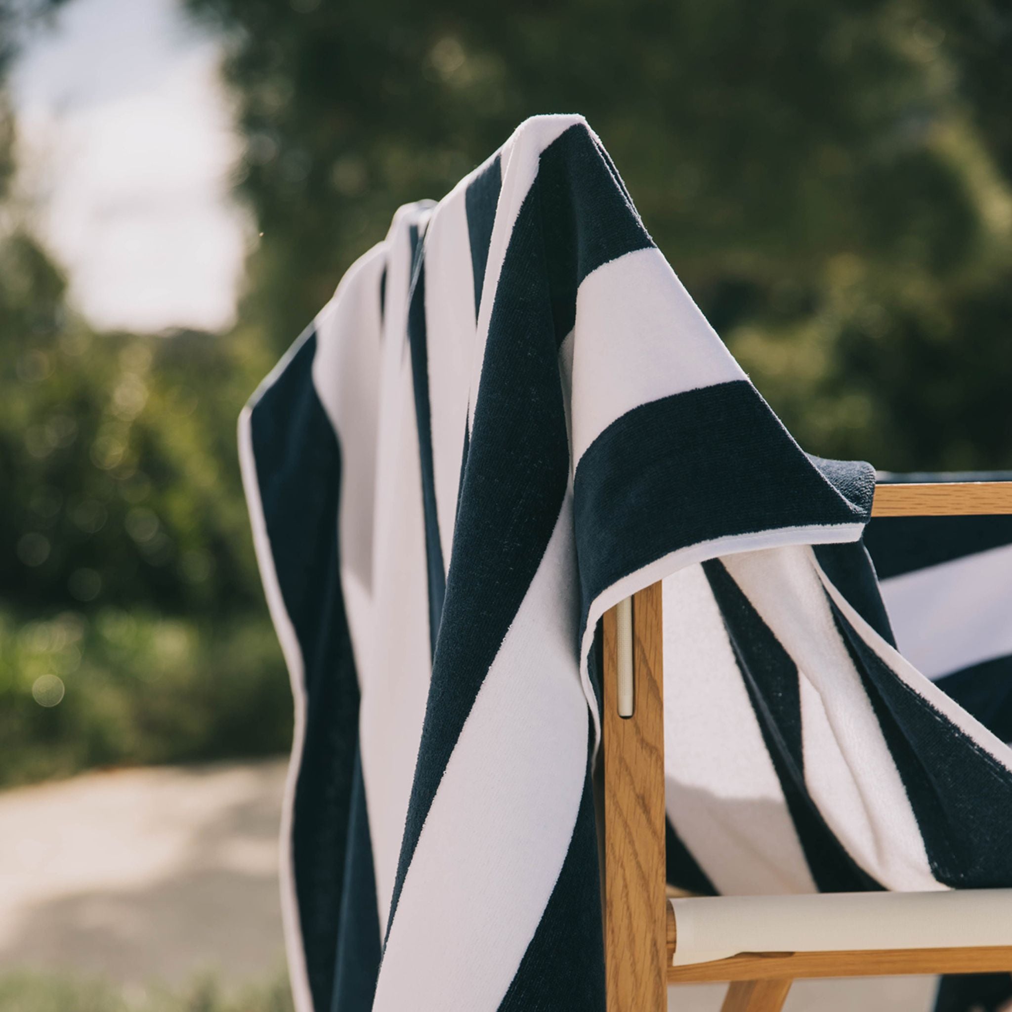 torres-novas-beach-gibalta-vertical-stripes-towel-navy-blue-lifestyle-3_52bef9bb-78ef-4f1d-b899-77c75309b3e1.jpg