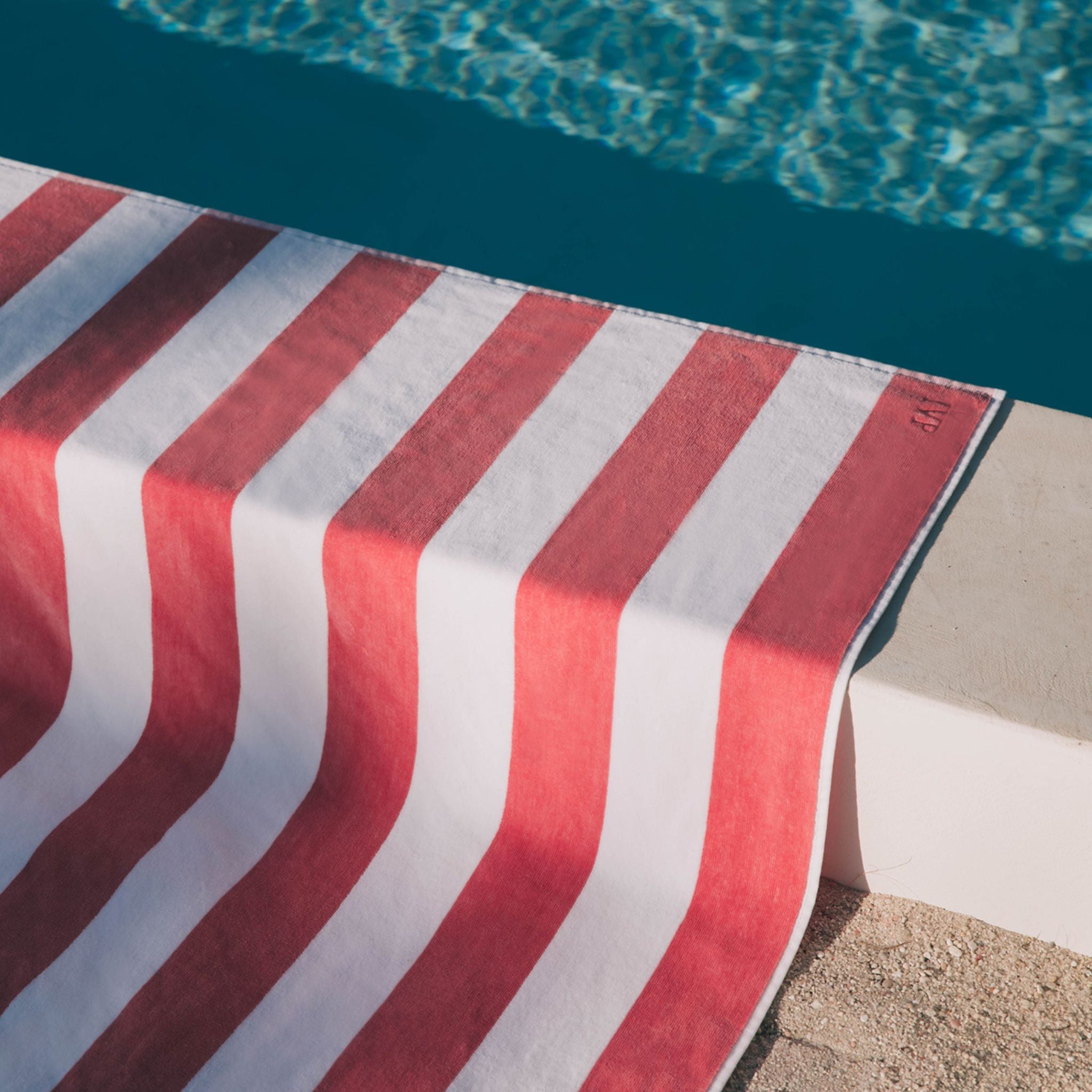 torres-novas-beach-gibalta-vertical-stripes-towel-pink-lifestyle-2.jpg