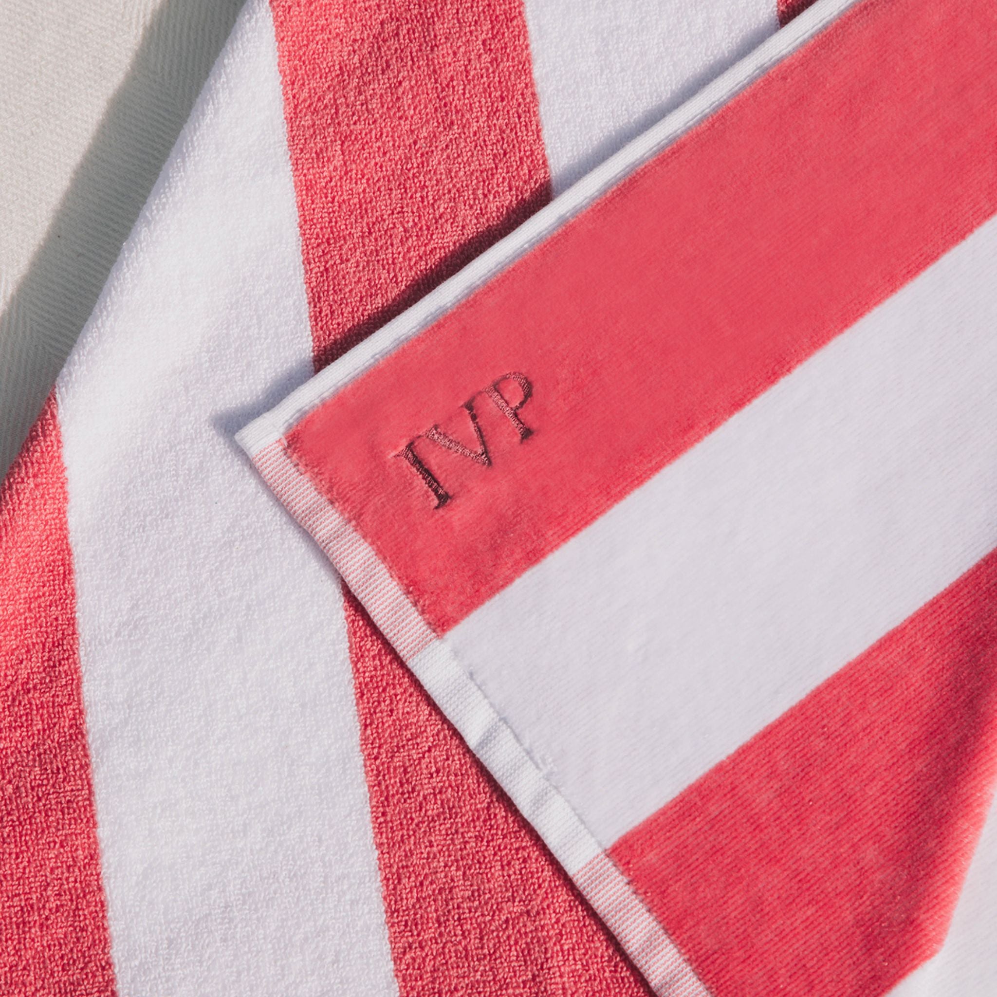 torres-novas-beach-gibalta-vertical-stripes-towel-pink-lifestyle-4.jpg