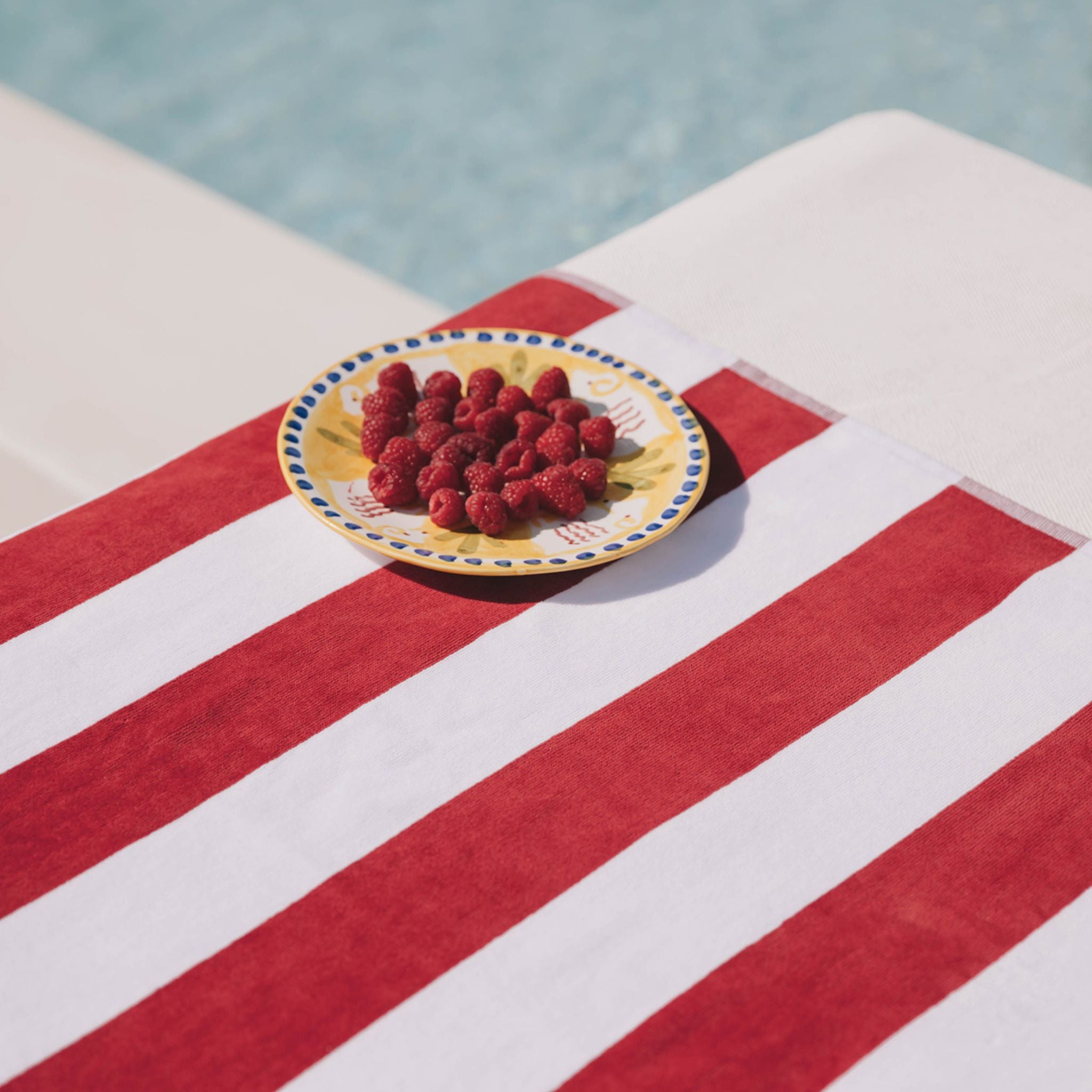 torres-novas-beach-gibalta-vertical-stripes-towel-red-lifestyle-1.jpg