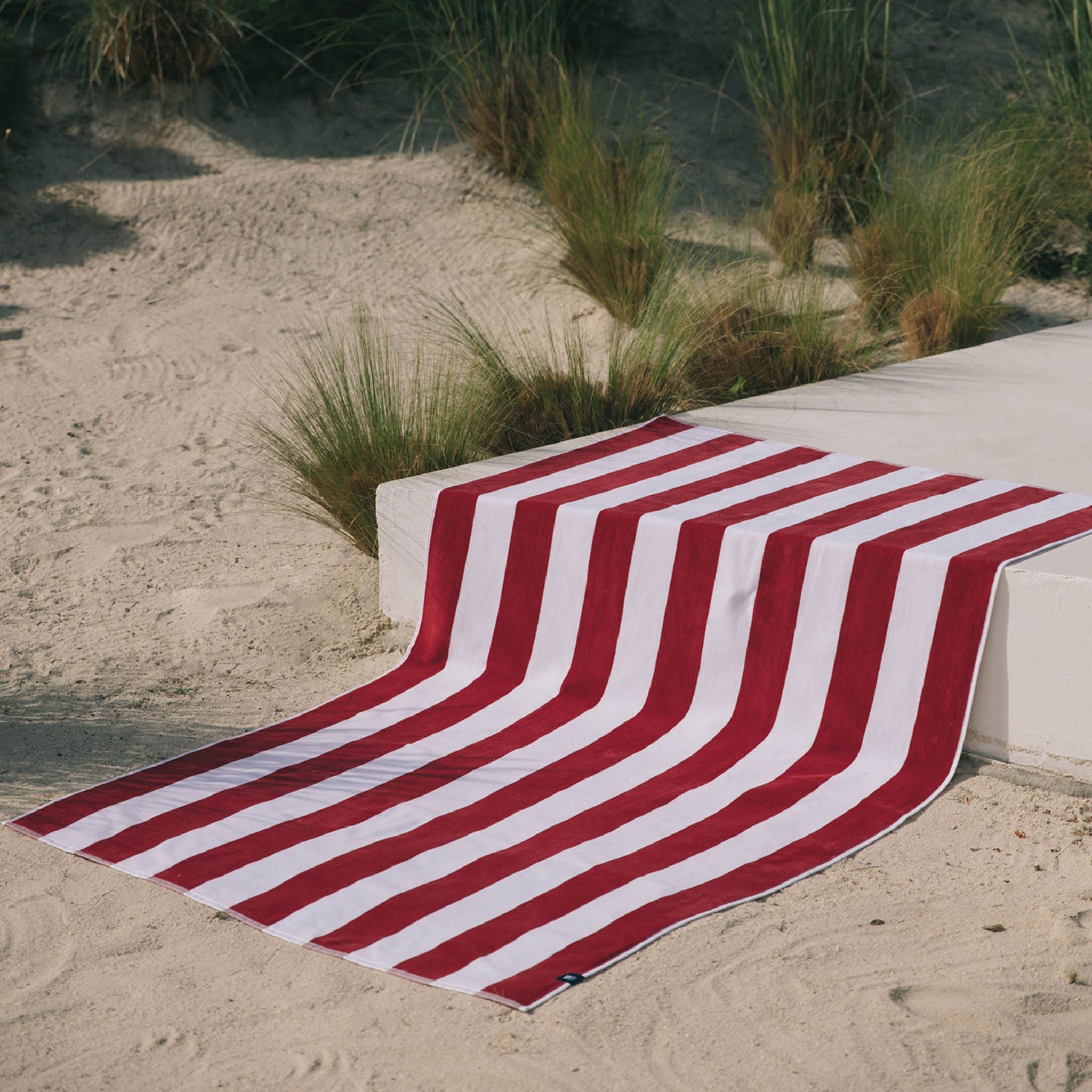 torres-novas-beach-gibalta-vertical-stripes-towel-red-lifestyle-2.jpg