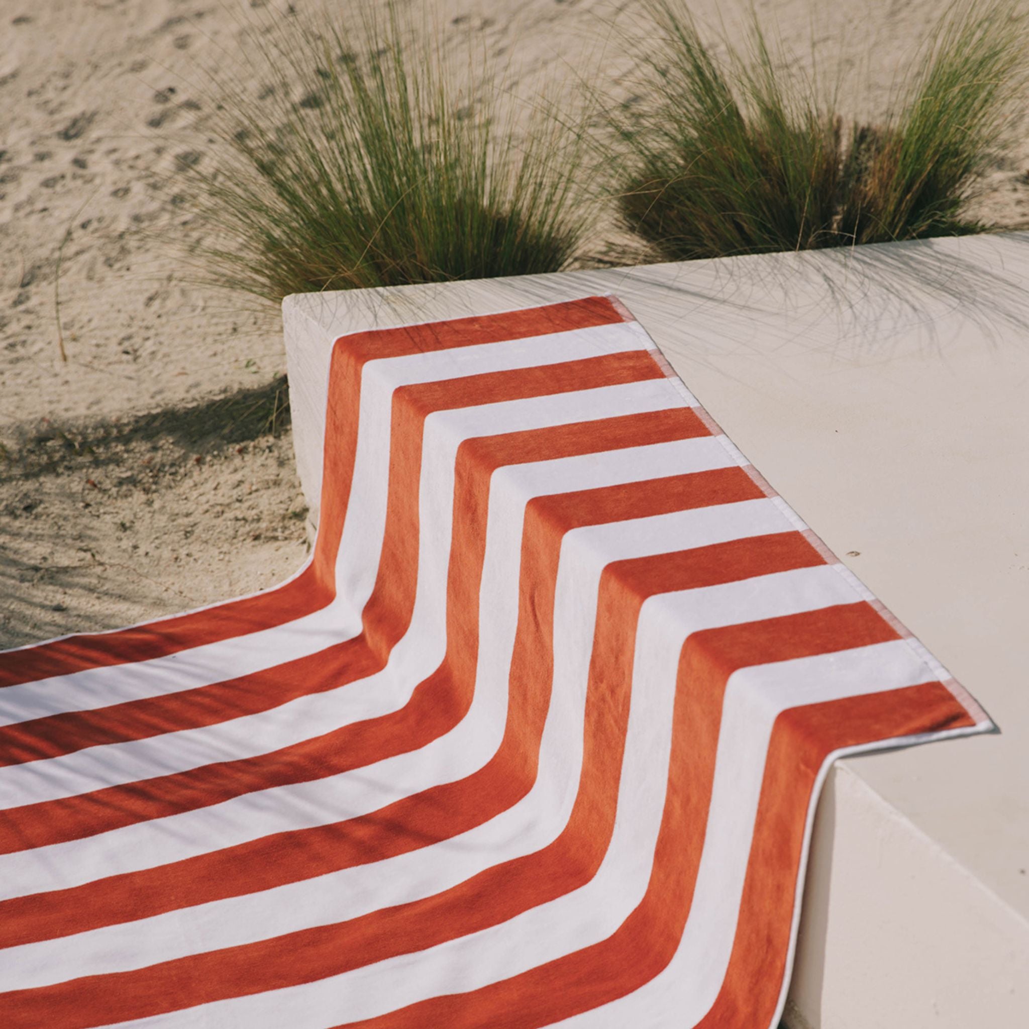 torres-novas-beach-gibalta-vertical-stripes-towel-terracotta-lifestyle-2.jpg