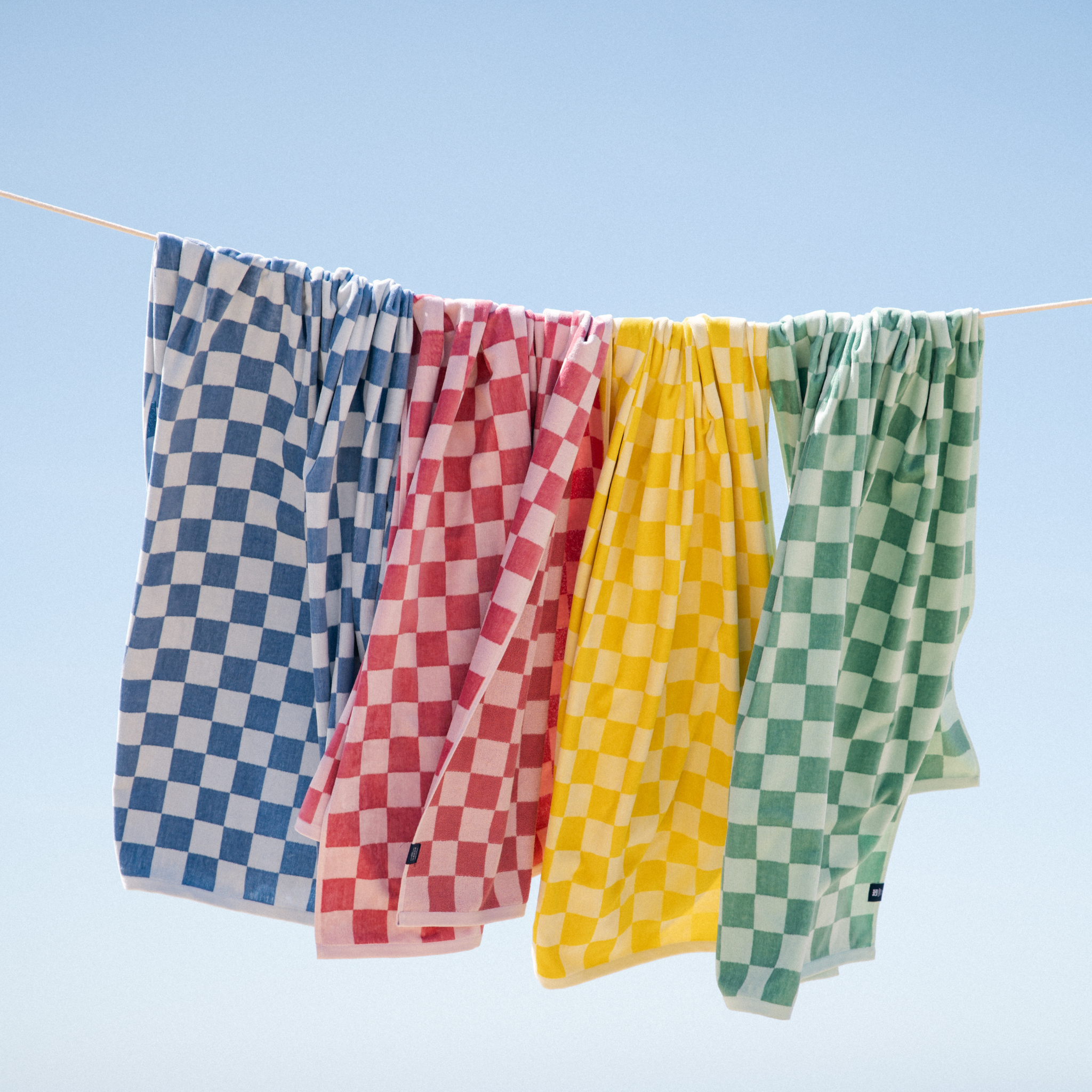 torres-novas-beach-meco-checkers-towel-multiple-colours-lifestyle-7.png
