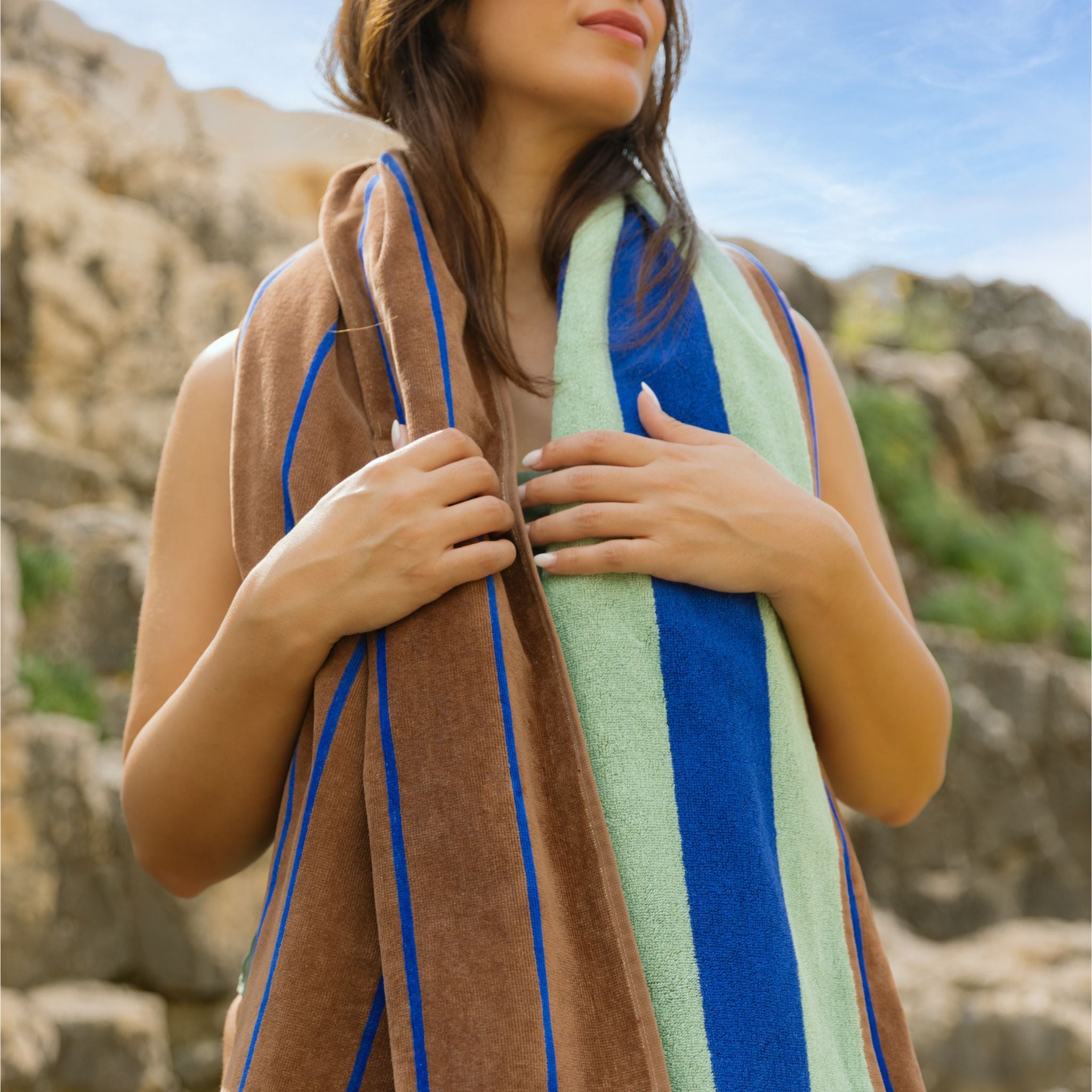 torres-novas-beach-pena-vertical-stripes-towel-brown-lifestyle-1.jpg