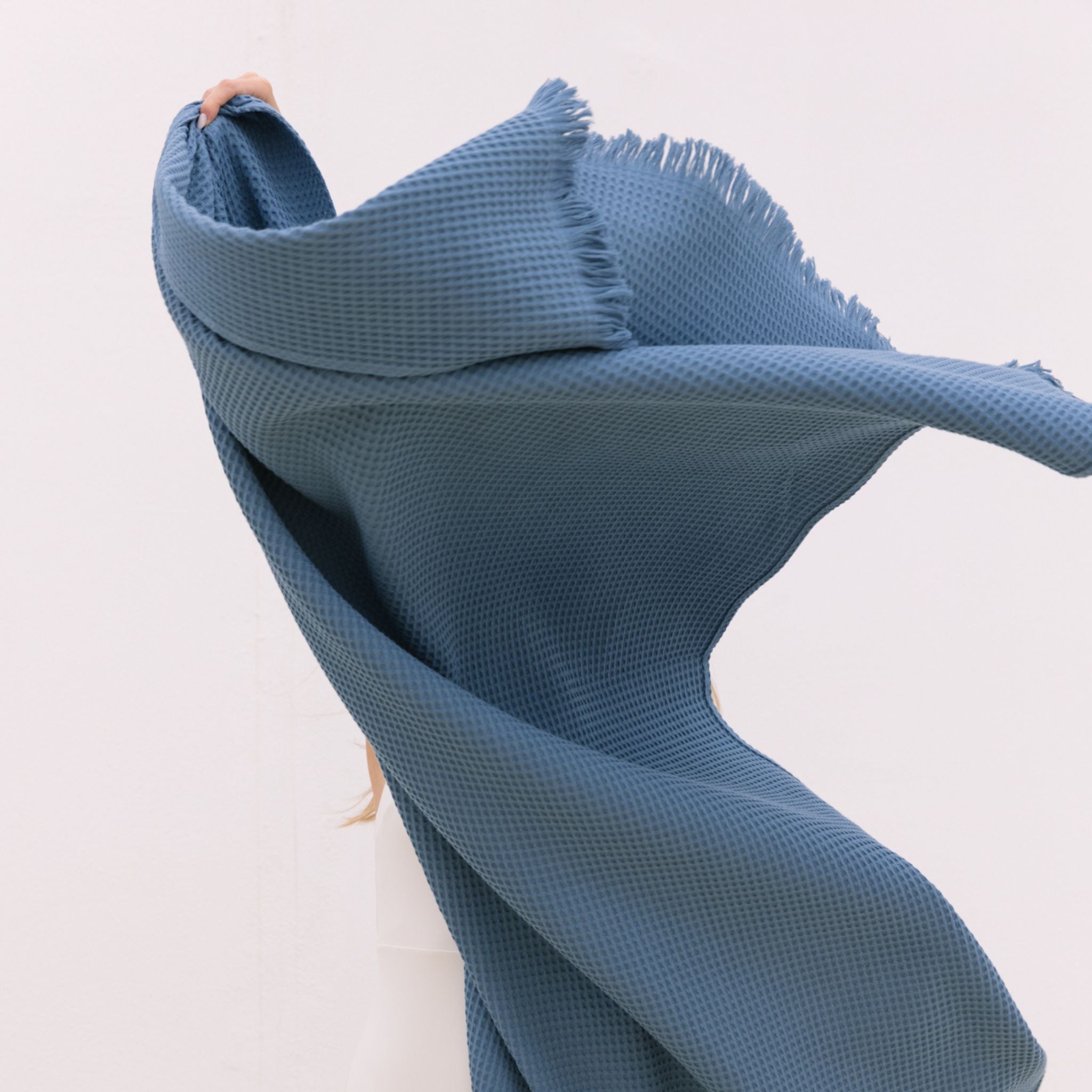 torres-novas-beach-santana-waffle-towel-blue-lifestyle-2.jpg
