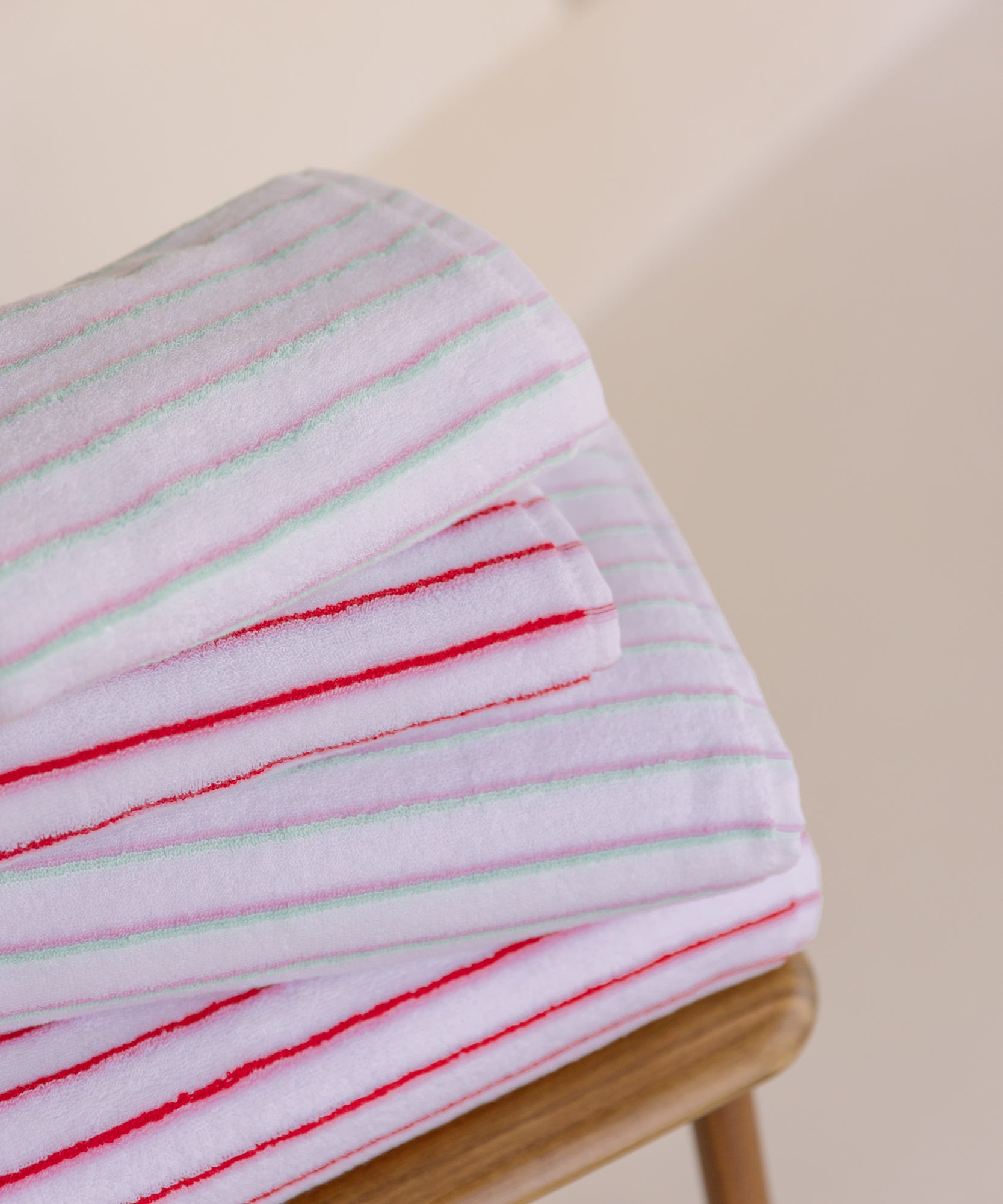 torres-novas-lima-bath-towel-stripes-product-pink-red-green-2_bd72e771-ae9d-415c-b497-c39753107f6e.jpg