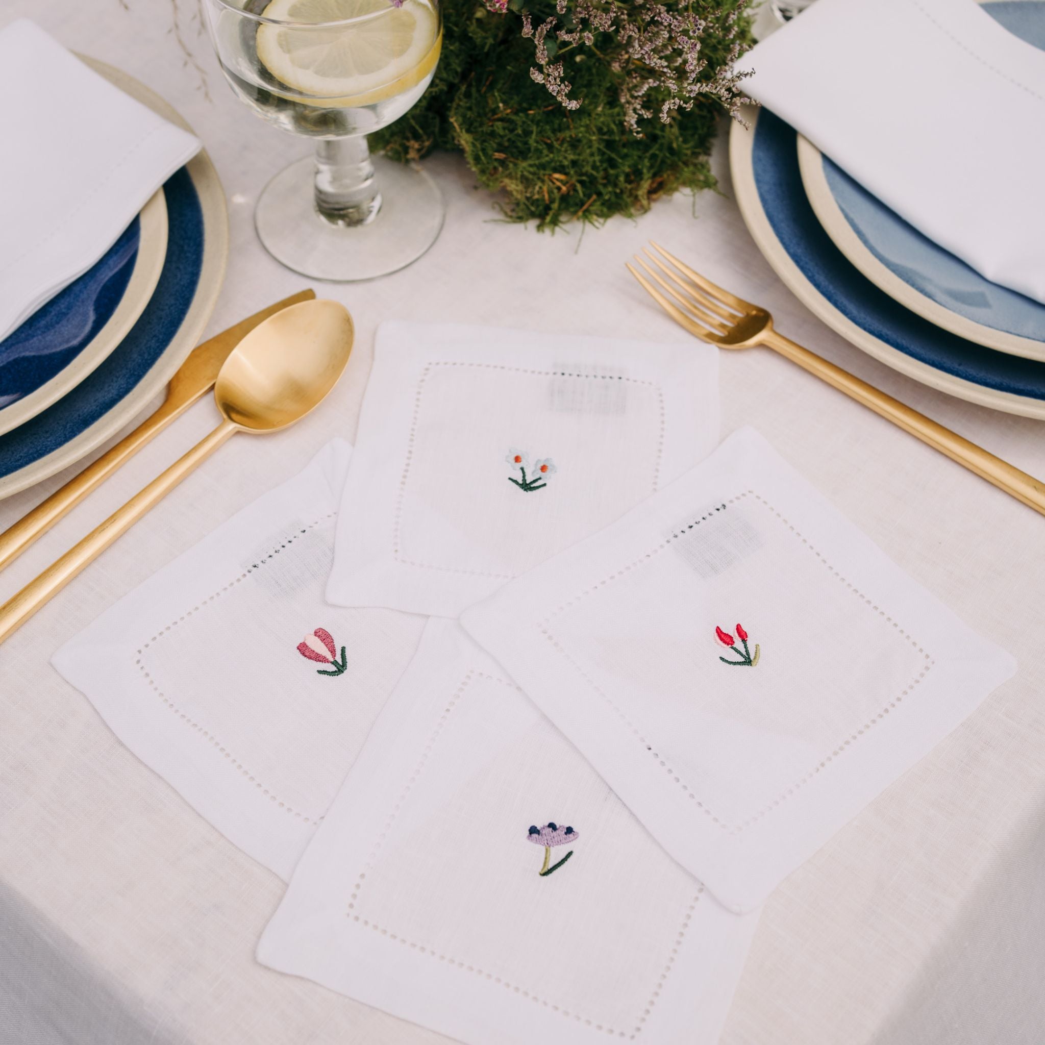 Mafra napkin and placemat with flower embroidery