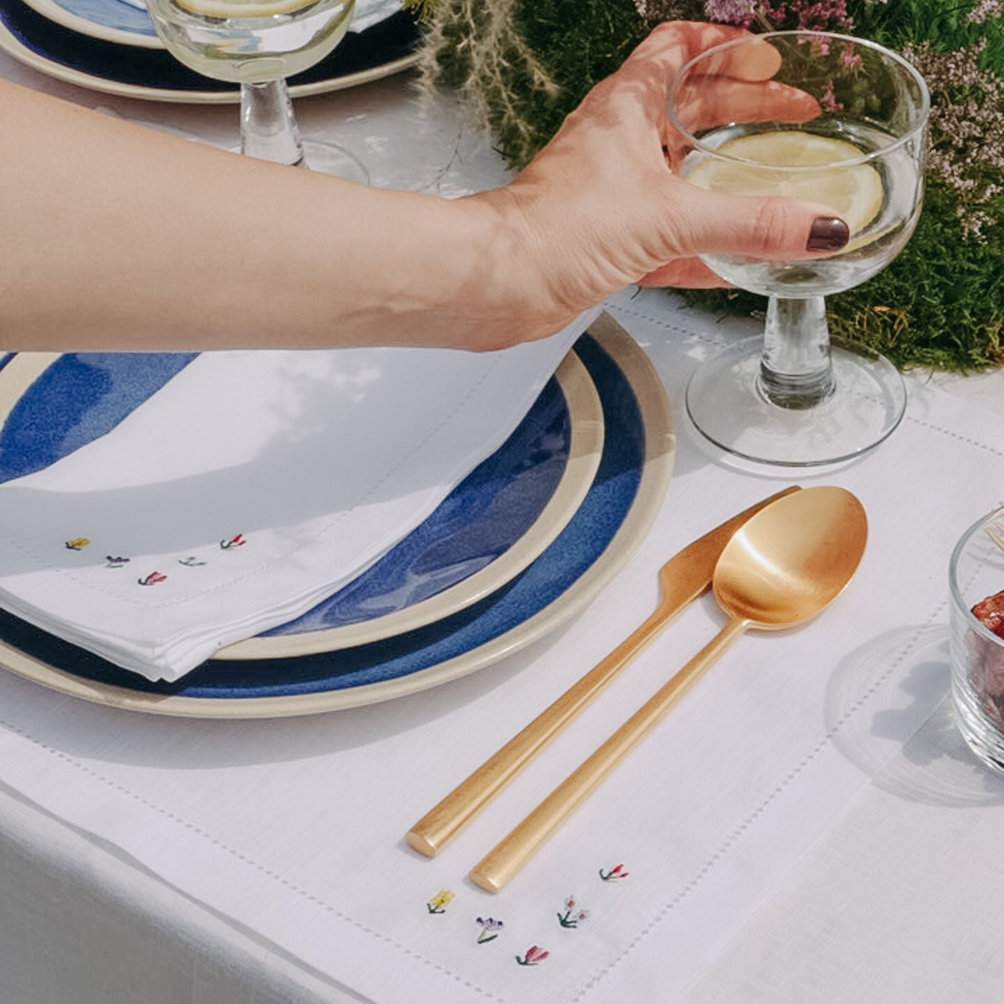 Mafra napkin and placemat with flower embroidery