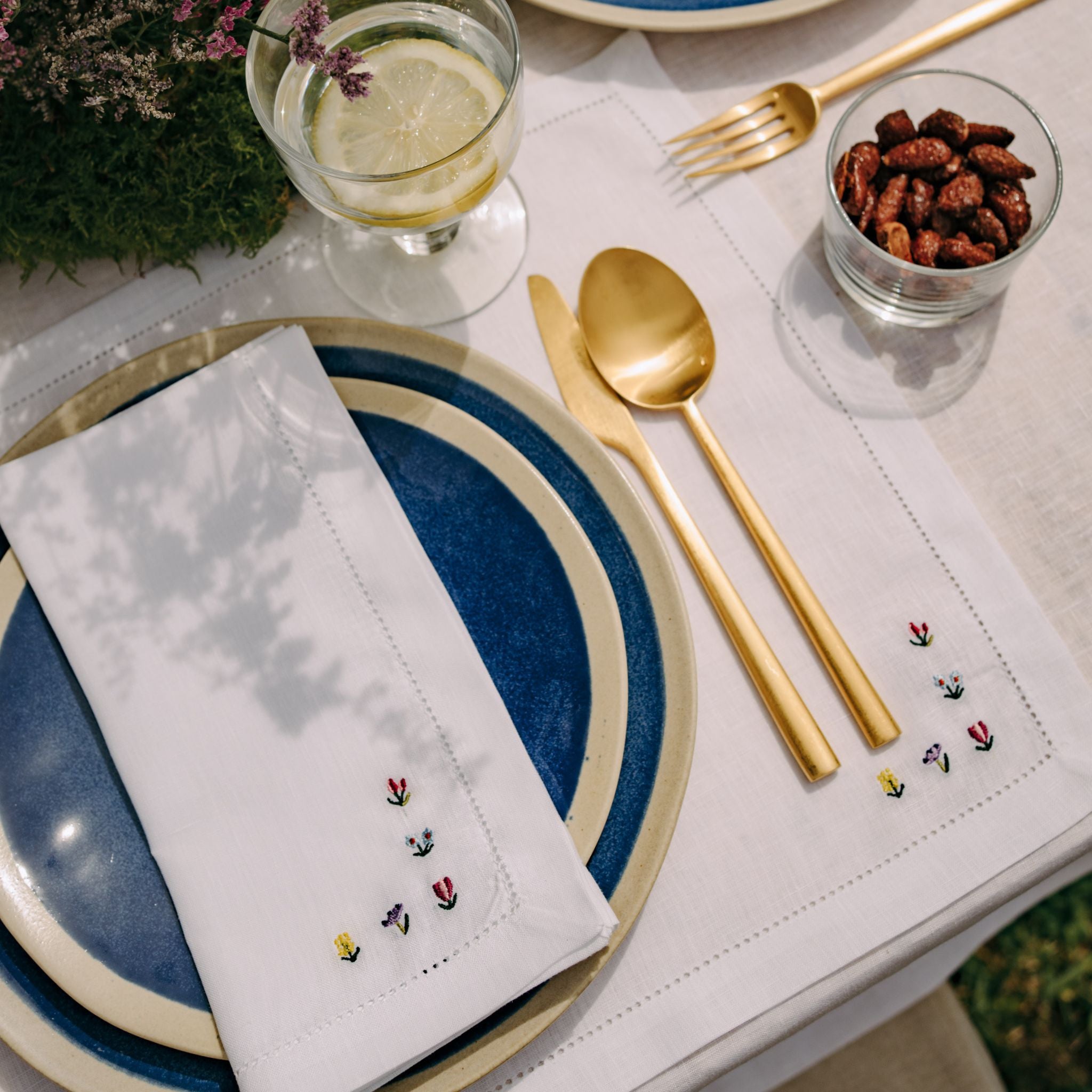 Mafra napkin and placemat with flower embroidery
